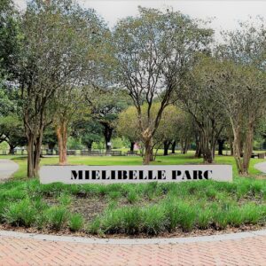 Panneau « Mielibelle » dans un parc